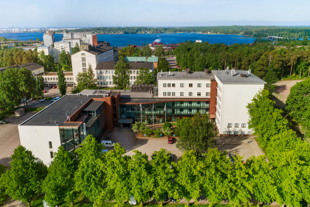 Yritystalo Datariina ilmasta käsin kuvattuna. Rakennuksen ympärillä vihreää puustoa.